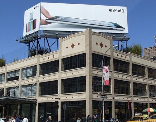 iPad2活力不減紐約蘋果店高舉廣告牌_筆記本_科技時代_新浪網(wǎng)
